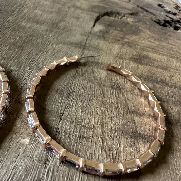 Kendra Scott Thora Rose Gold Hoop Earrings In Blush Crystal - Picture 3 of 9